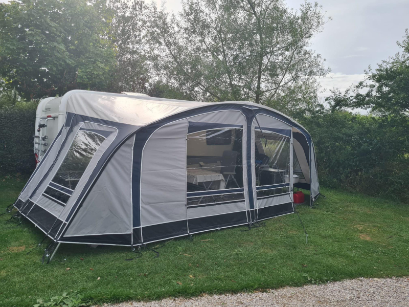 Hobby Excellent 490 KMF Unico voortent en luifel  foto: 18