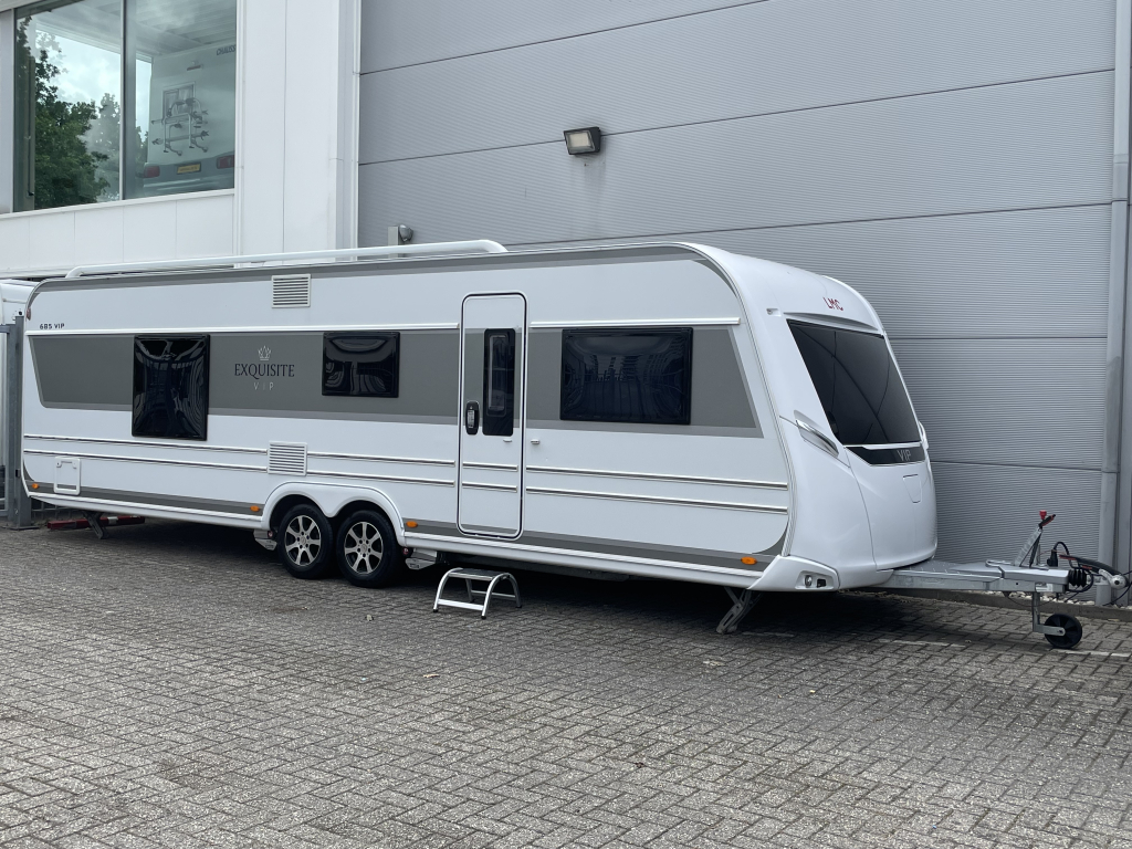 LMC Caravans Exquisite 685 VIP QUEENSBED + RONDZIT TANDEMASSER 2025 ! hoofdfoto: 1
