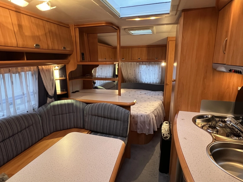 Hobby De luxe Easy 560 KMFE stapelbed zit frans  foto: 9