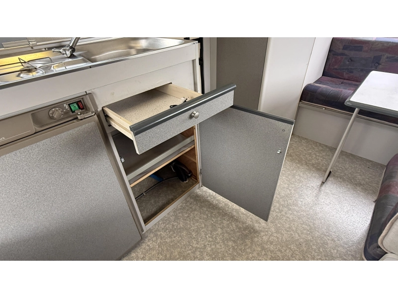 Beyerland Sprinter 430 TM treinzit vast bed toilet  foto: 9