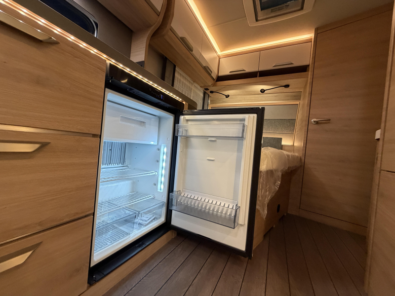 Knaus Sudwind Black Selection 450 FU rondzit / fransbed  foto: 13