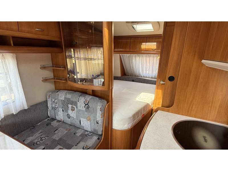 Hobby Excellent 410 SFE frans bed treinzit toilet 