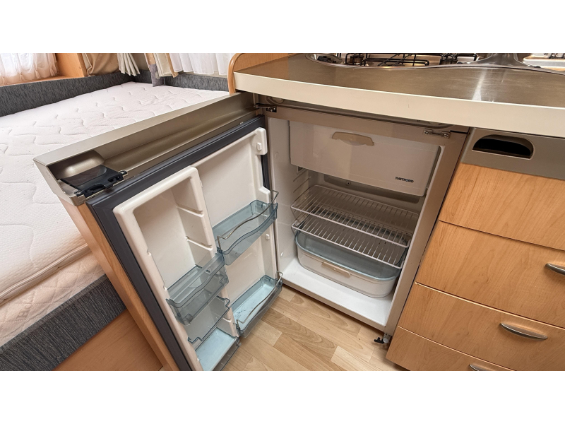 Hobby De Luxe 400 SF treinzit vast bed toilet  foto: 6