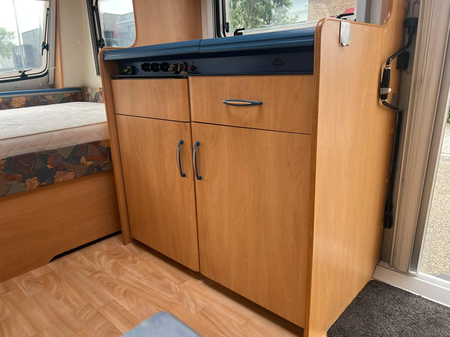 Hobby De Luxe 400 SF | Luifel | Fietsenrek | Mover Half Automaat | Vastbed | Dinette (Treinzit) | Tempo 100 | Schokbrekers foto: 11