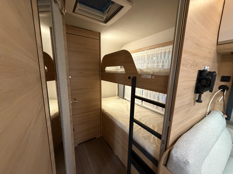 Knaus Sudwind Black Selection 500 QDK stapelbed / dwarsbed  foto: 10