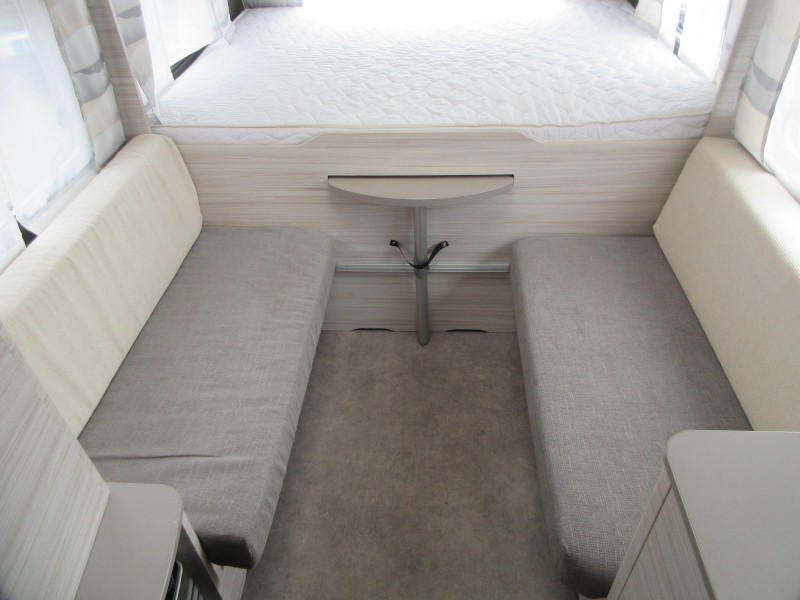 Dethleffs C'Joy 480 QLK GEZINS CARAVAN, VOORTENT  foto: 9