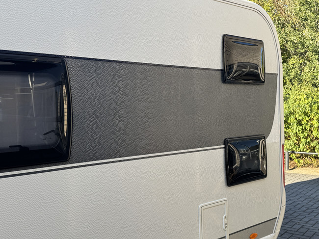Hobby De Luxe 490 KMF met STAPELBED **6 Slaapplaatsen/Mover/1e eigenaar//Lichtmetalen velgen black/2x zonnepaneel/Autark/Nette caravan foto: 9