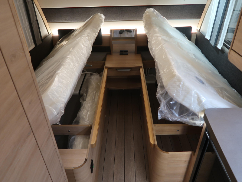 Knaus Sudwind Black Selection 460 EU ENKELE BEDDEN  foto: 19
