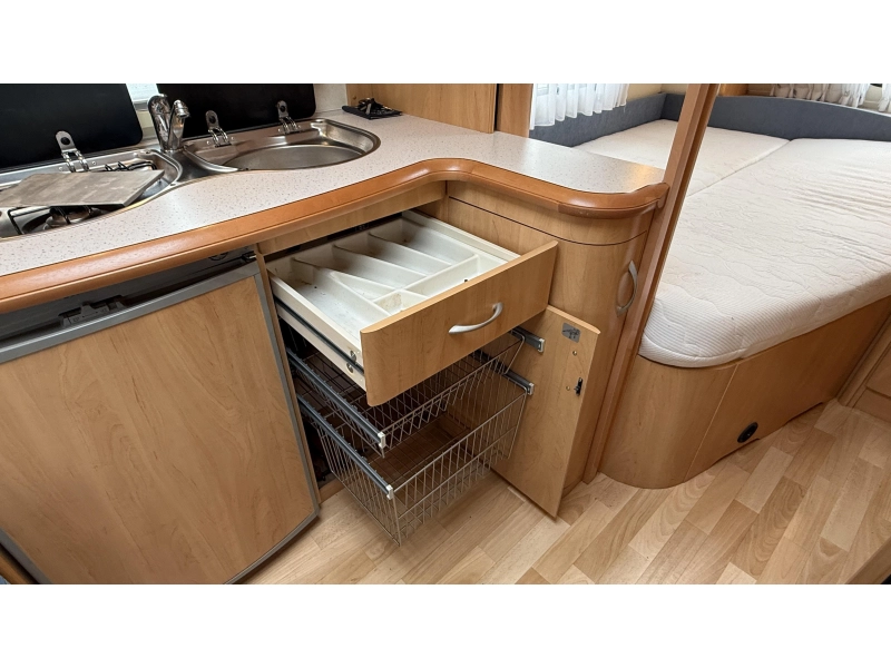 Hobby De luxe Easy 460 UFE frans bed rondzit toilet  foto: 6