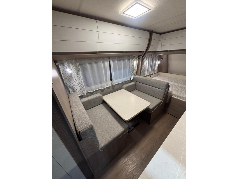 Hobby On Tour 470 KMF met voortent en stapelbed  foto: 12