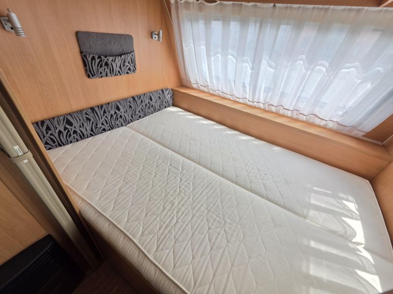 Adria Altea 390 PS 4 persoons VOORTENT 2010  foto: 8