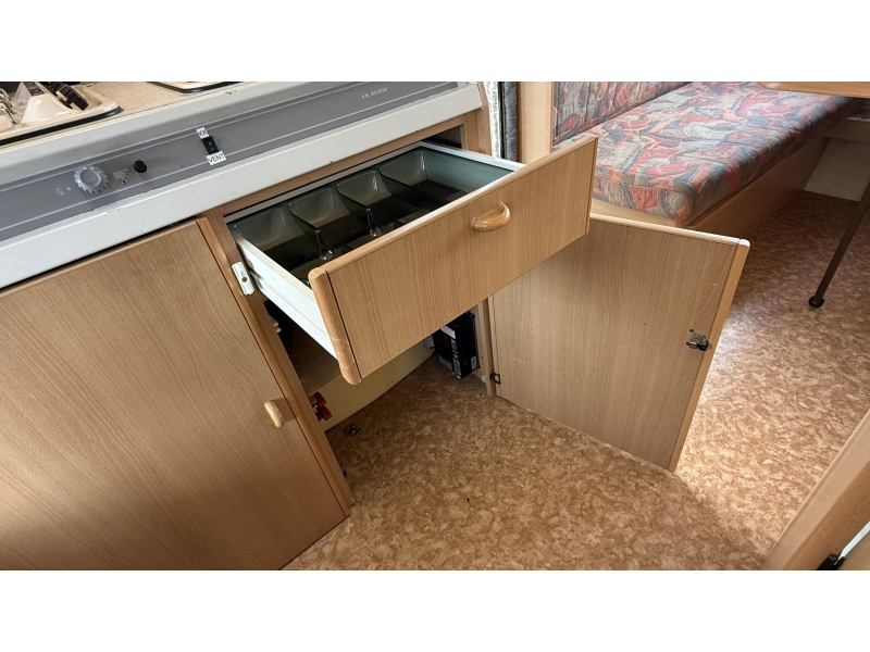 Adria Optima 425 TK vast bed zit toiletruimte  foto: 10