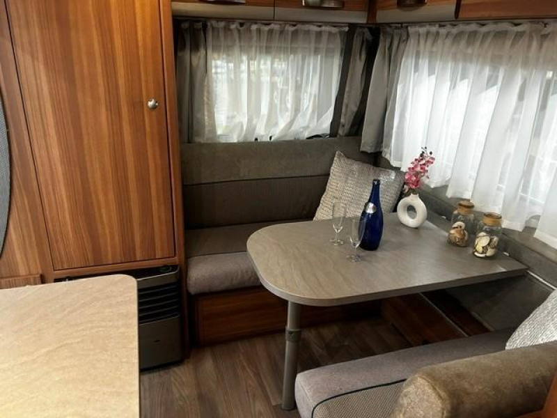 Weinsberg CaraOne Edition HOT 420 QD airco, mover, luifel  foto: 2