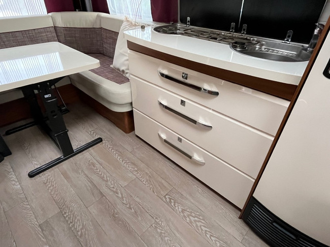Hobby 495 Ufe Excelent Frans bed, mover . foto: 3