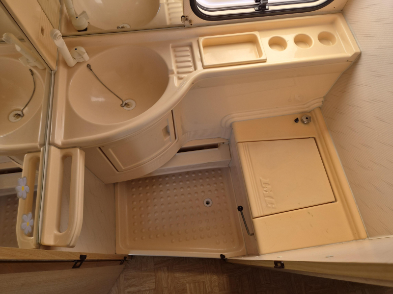 LMC Luxus 490 P Voortent - Klap bovenbed  foto: 19