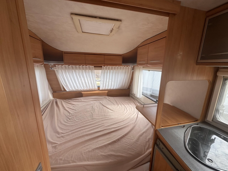 Adria Adora 472 LU Rondzit vast bed voortent  foto: 14