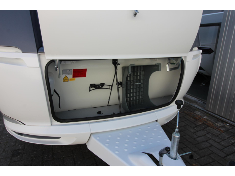 Hobby De Luxe 400 SFE Frans bed & hoge koelkast  foto: 20