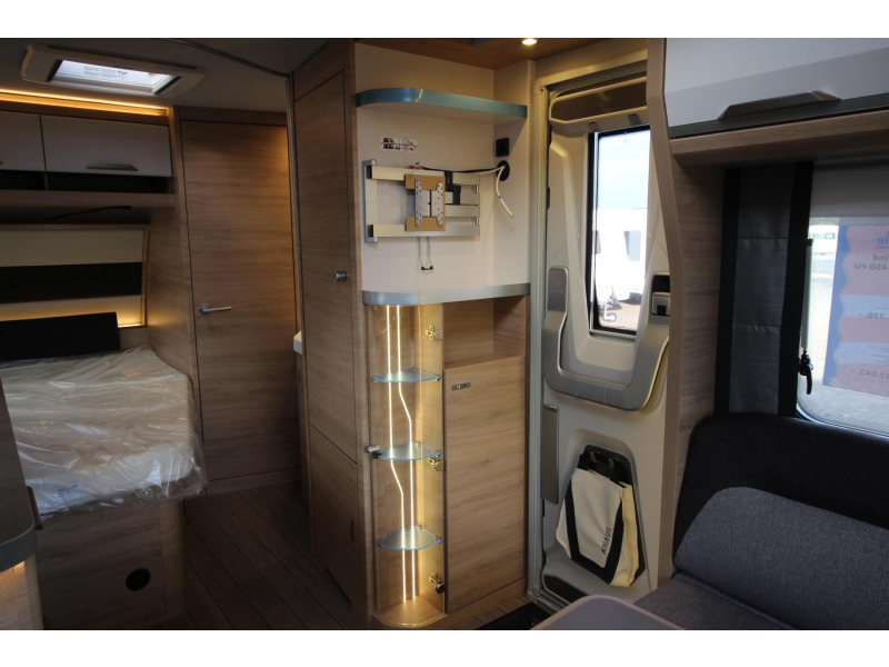 Knaus Sudwind Black Selection 450 FU Frans bed & rondzit!  foto: 12