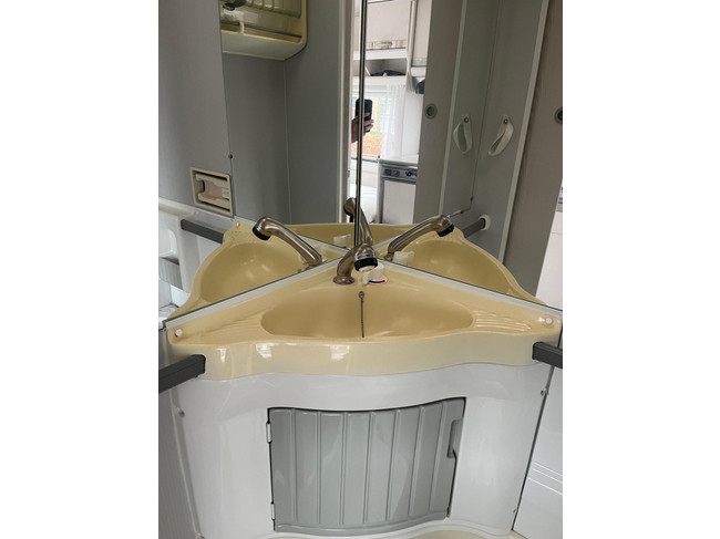 Knaus Sport 2404 | Voortent | Halfautomaat mover | Vastbed | Dinette (rondzit) | Kachel | Casette toilet | Imperiaal/ladder foto: 17