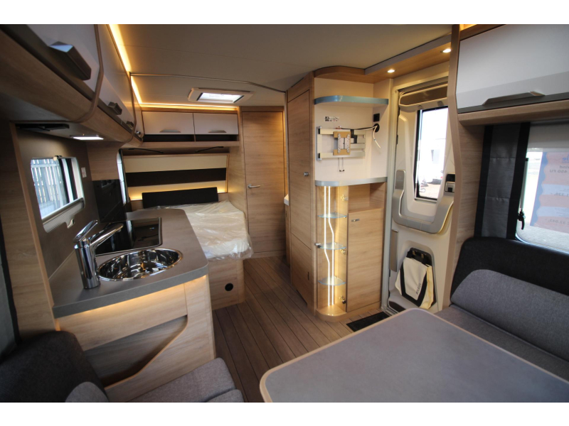 Knaus Sudwind Black Selection 450 FU Frans bed & rondzit!  foto: 11