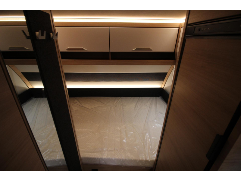 Knaus Sudwind Black Selection 420 QD Dwarsbed & Hoge koelkast!  foto: 8