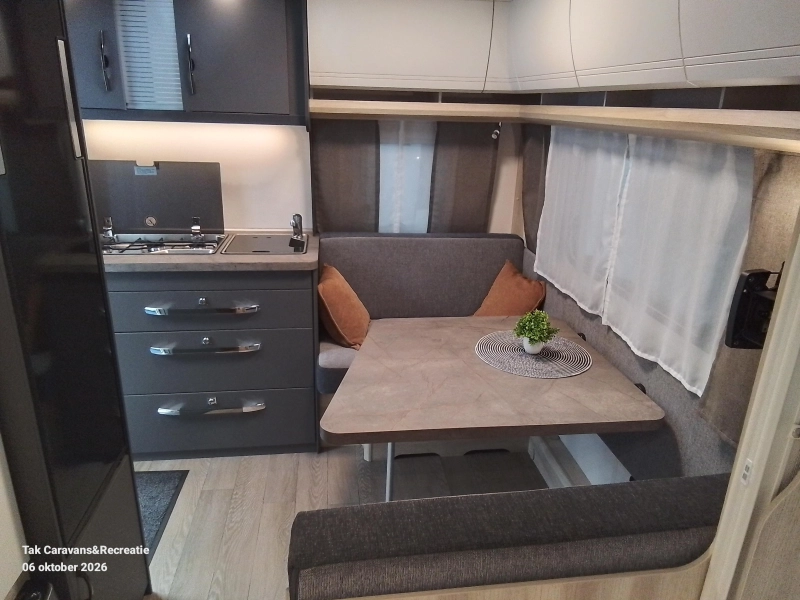 Hobby De Luxe 400 SFE model 2027 frans bed  foto: 8