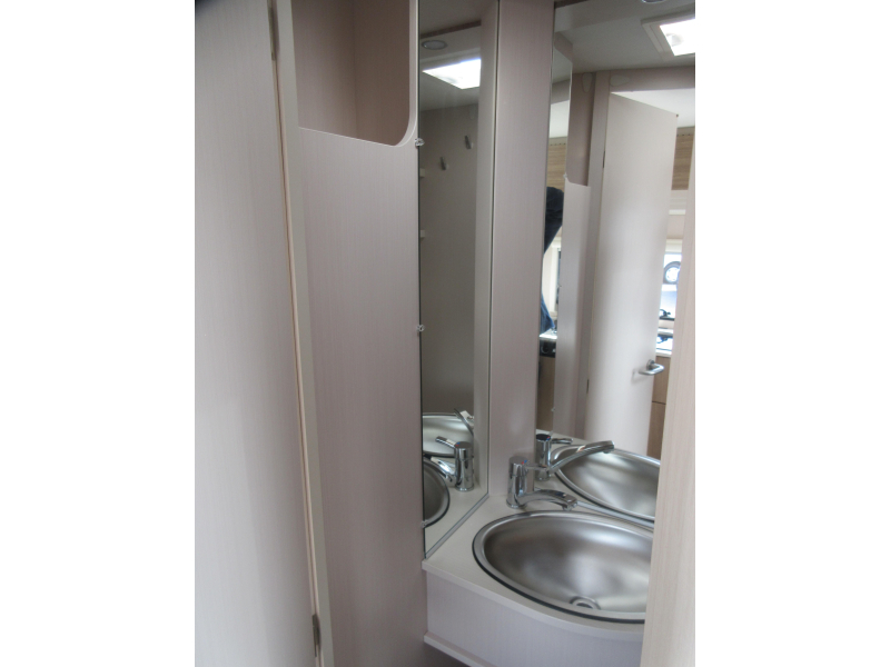 Dethleffs C'Joy Active 460 LE MET MOVER EN VOORTENT  foto: 12