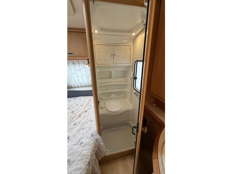 Hobby De luxe Easy 460 UFE frans bed rondzit toilet  foto: 11
