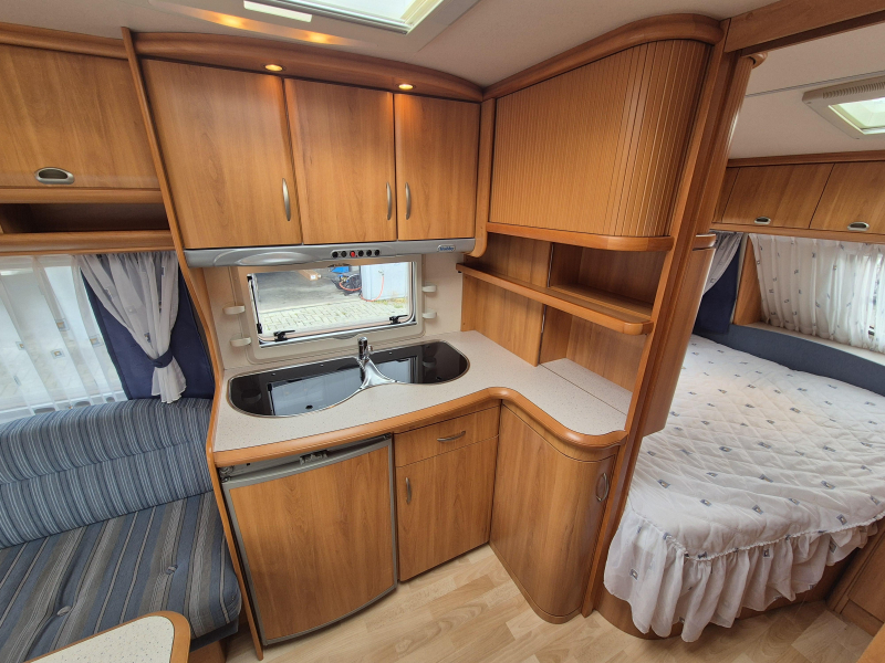 Hobby De Luxe 460 UFE met luifel  foto: 10