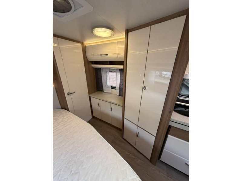 Hobby Excellent 560 WFU Incl. Mover en Luifel  foto: 17