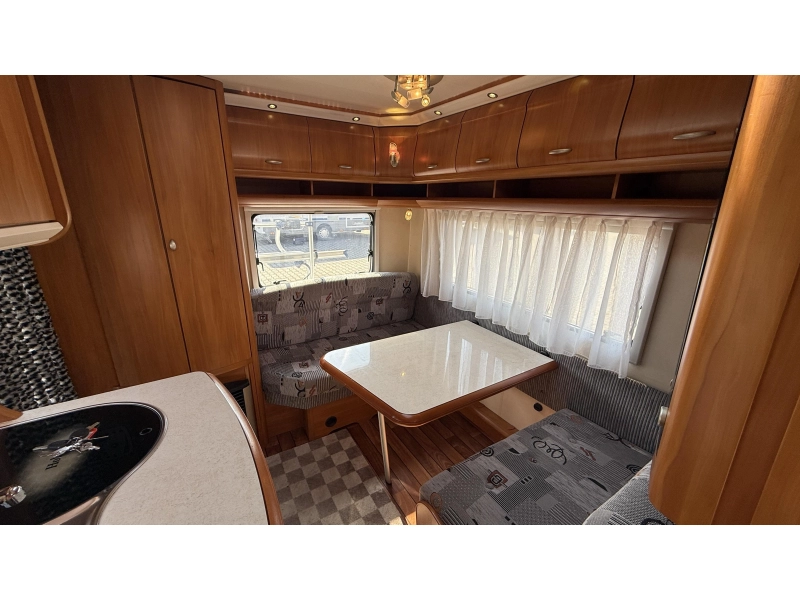 Hobby Excellent 410 SFE frans bed treinzit toilet 