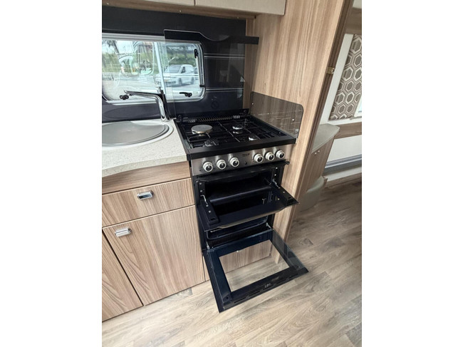 Swift Elite 645 Levelsysteem Mover Luifel Zonnepaneel Oven foto: 12