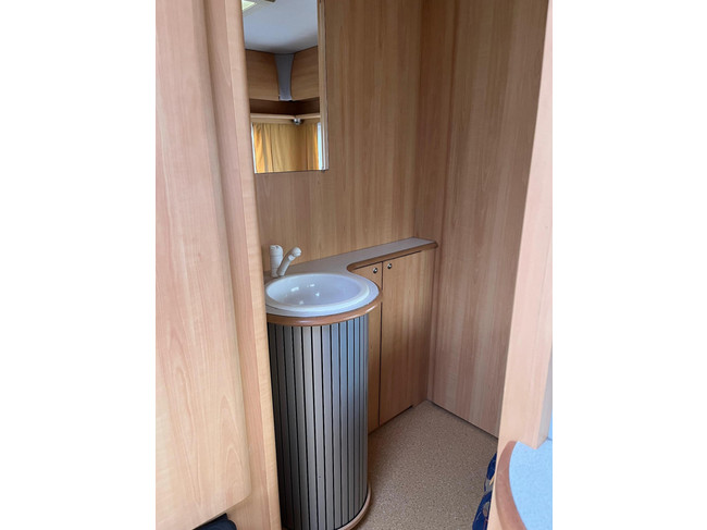 HOME-CAR Racer 45 Spirit | Fransbed | Dinette | Fietsenrek voor | Kachel | Koelkast | Toilet en wasbak foto: 15