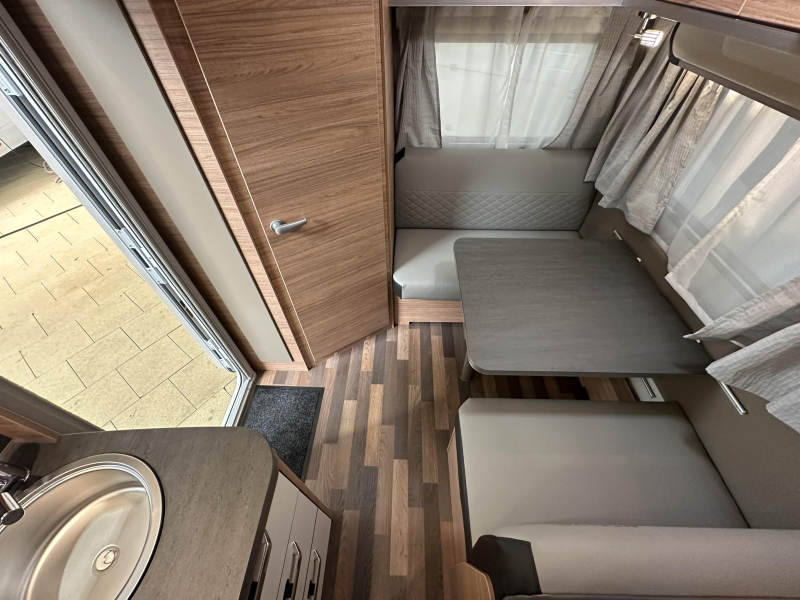 Weinsberg CaraOne Edition HOT 390 QD voortent | ex-verhuur  foto: 10