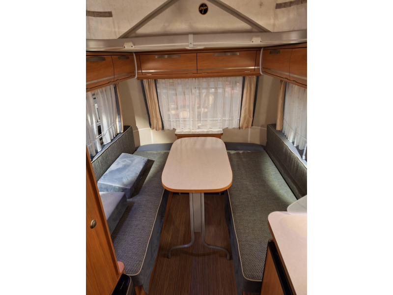 Eriba Touring 410 GT Lengte slaper zitje mover  foto: 6