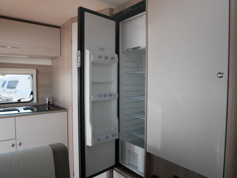 Bürstner Premio Life 425 TS Mover, voortent  foto: 7
