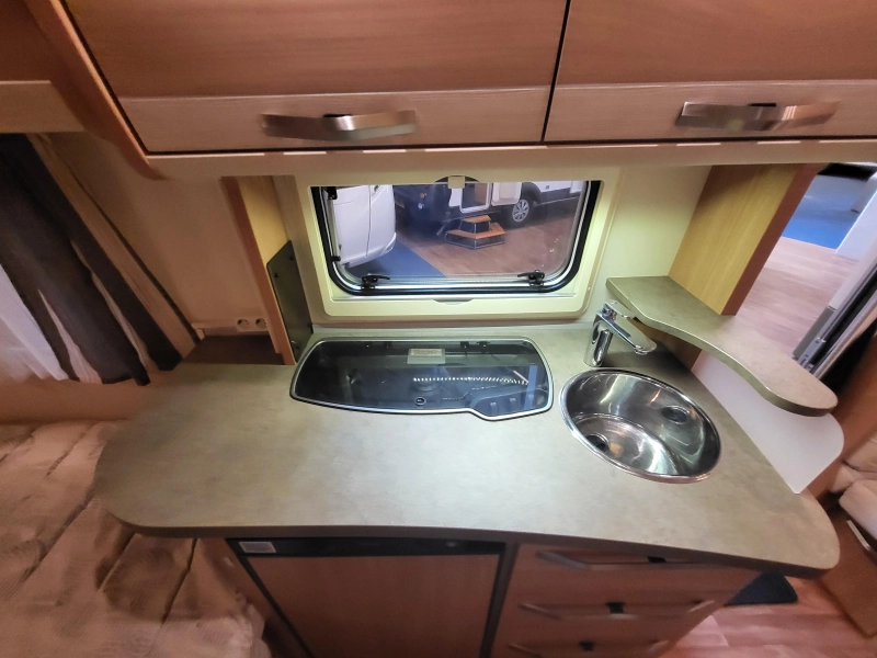 Knaus Sudwind 460 EU met zakluifel en zijwand  foto: 10