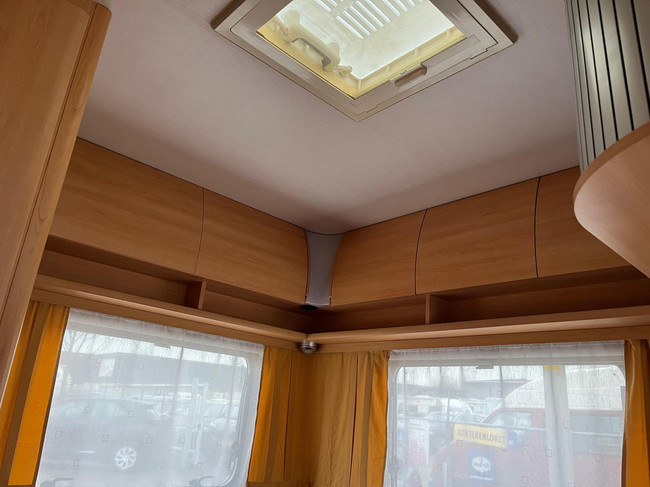 HOME-CAR Racer 45 Spirit | Fransbed | Dinette | Fietsenrek voor | Kachel | Koelkast | Toilet en wasbak foto: 16
