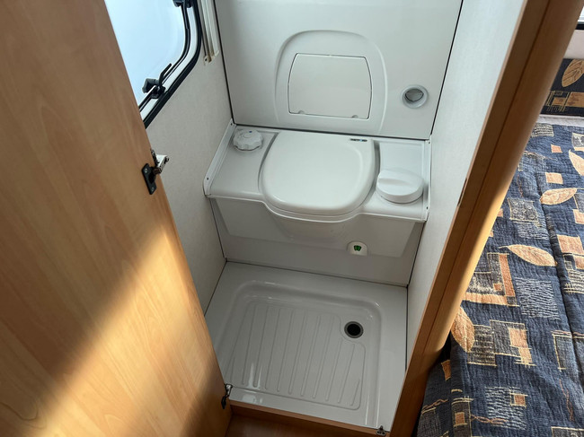 HOME-CAR Racer Spirit 45 | Fietsenrek | Voortent | Fransbed | Kachel | Dinnete foto: 22