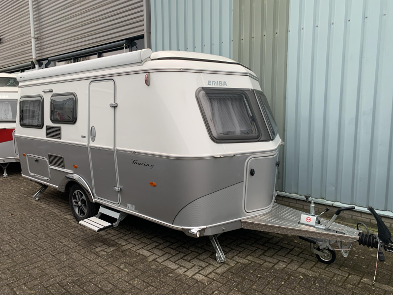 Eriba Touring Urban 530 Hordeur/Serv.luik/Luifel  foto: 2