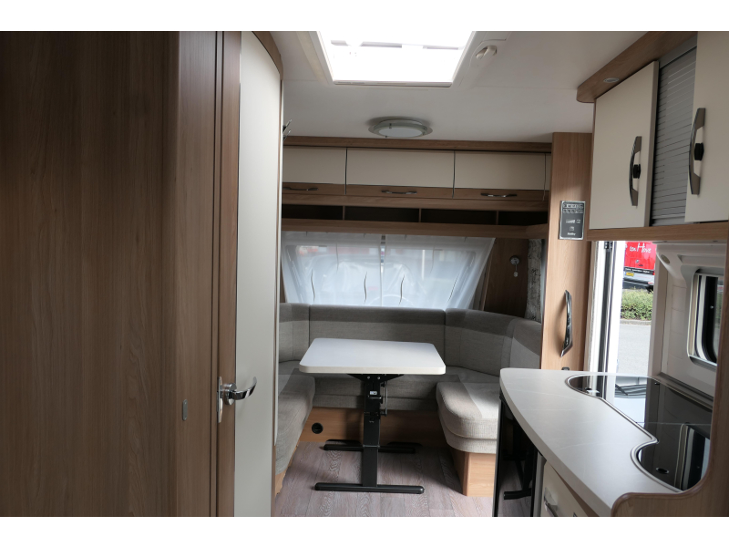 Hobby De Luxe 460 LU enk. bed mover en voort.  foto: 13