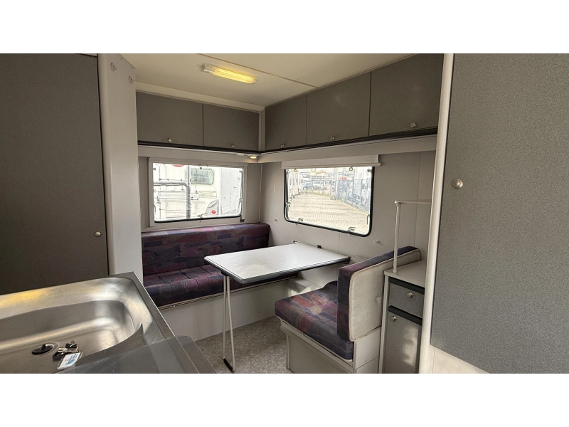Beyerland Sprinter 430 TM treinzit vast bed toilet  foto: 1