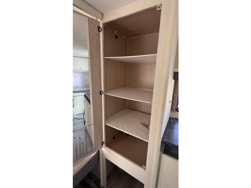 Dethleffs Camper 440 T treinzit vast bed toilet  foto: 10