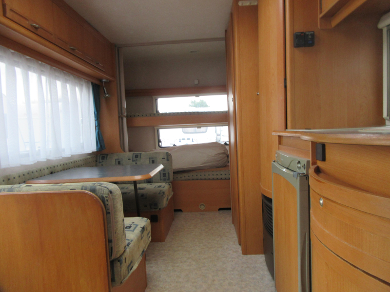 Adria Unica B 502 UK 5 PEROONS MET STAPELBED  foto: 2