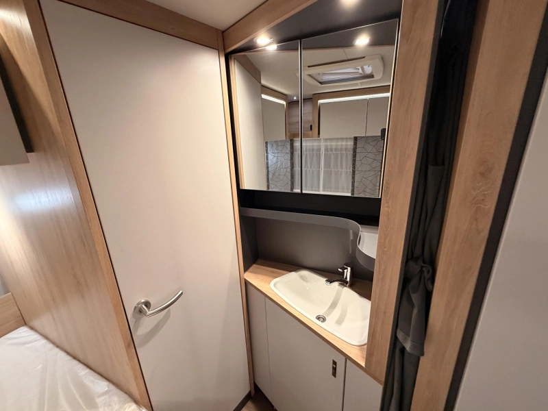 Knaus Sport 450 FU 1800 KG + Fransbed  foto: 14