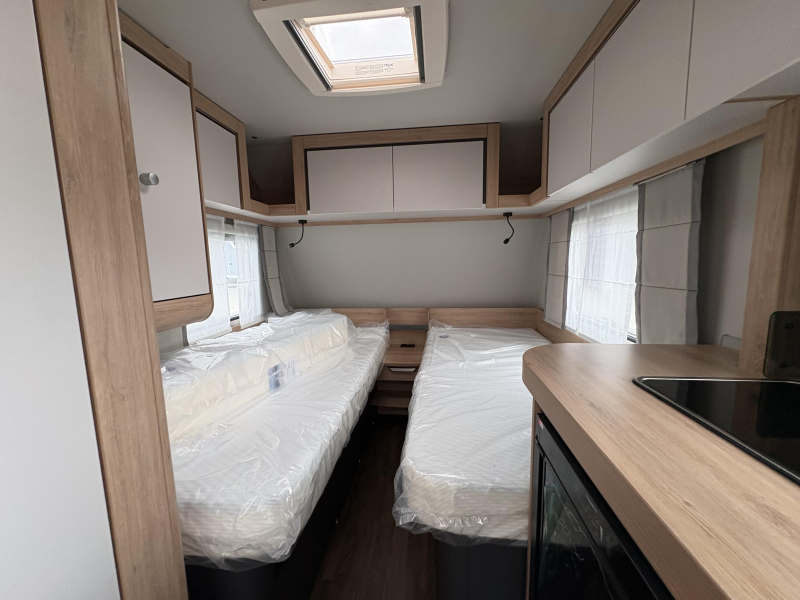 Knaus Sport Platinum 460 EU enkele bedden / dinette  foto: 6