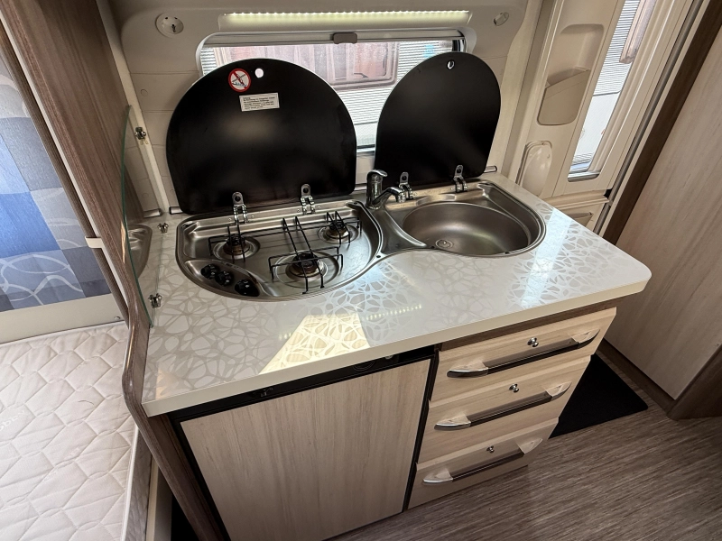 Hobby De luxe Easy 400 SF dwars bed treinzit toilet  foto: 7