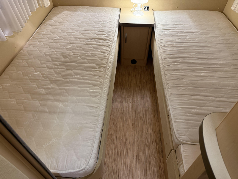 Hobby La Vita Bionda 495 UL 2 BEDDEN MOVER LUIFEL TOP  foto: 5