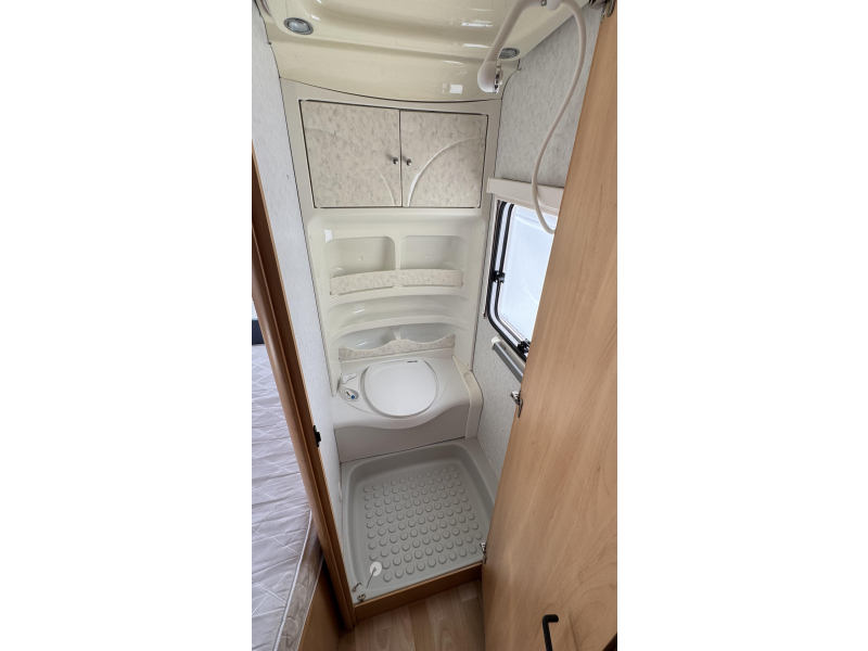 Hobby Excellent Easy 460 UFE - Voortent  foto: 11
