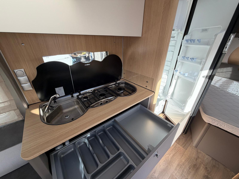 LMC Tandero 480 D Met Truma mover!  foto: 13